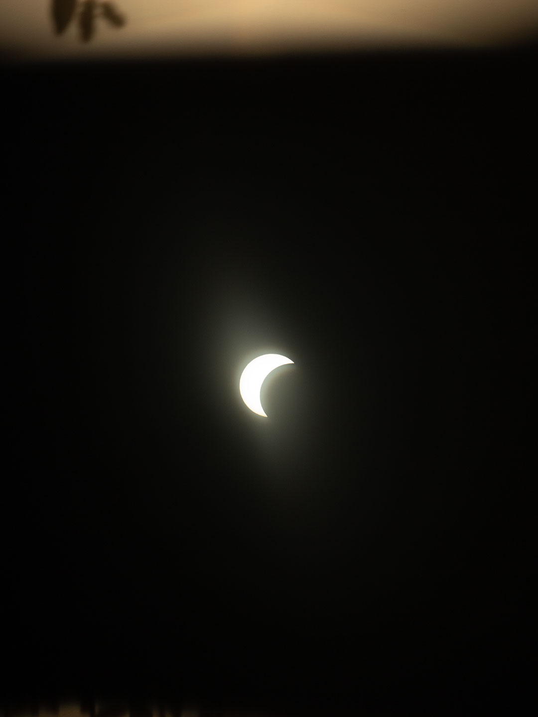 Die Sonne als schmale Sichel, teilweise vom Mond verdeckt