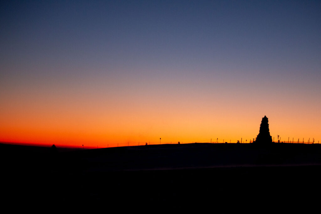 Der Bismarckturm auf dem Seebuck etwa 40 Minuten vor Sonnenaufgang.