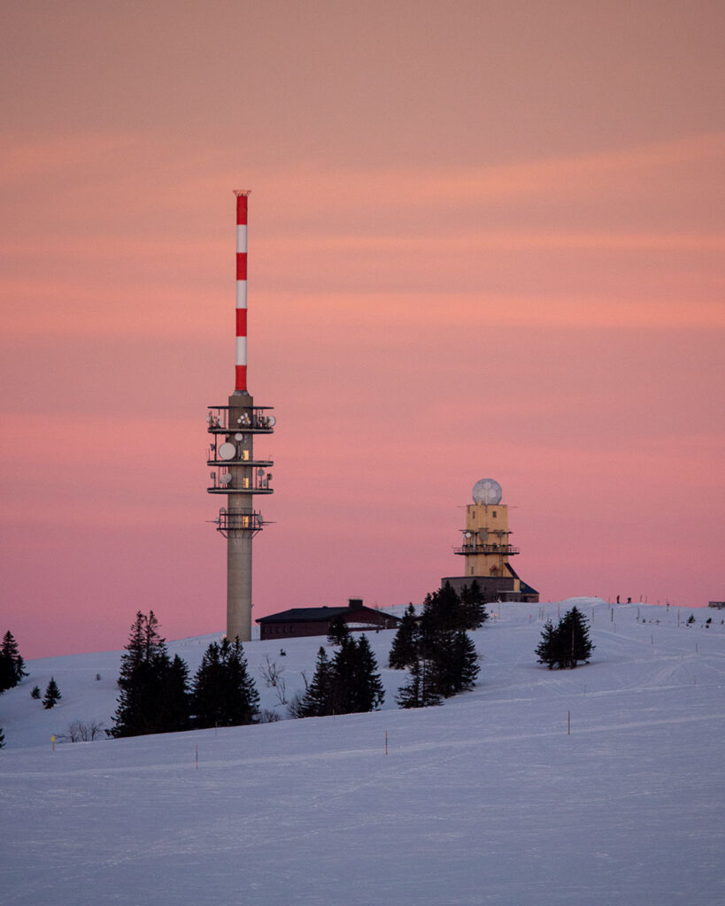 Fernsehturm und Wetterstation auf dem Feldberggipfel