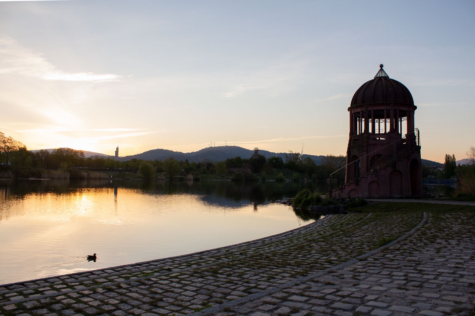 Sonnenaufgang im Seepark bei Vollmond