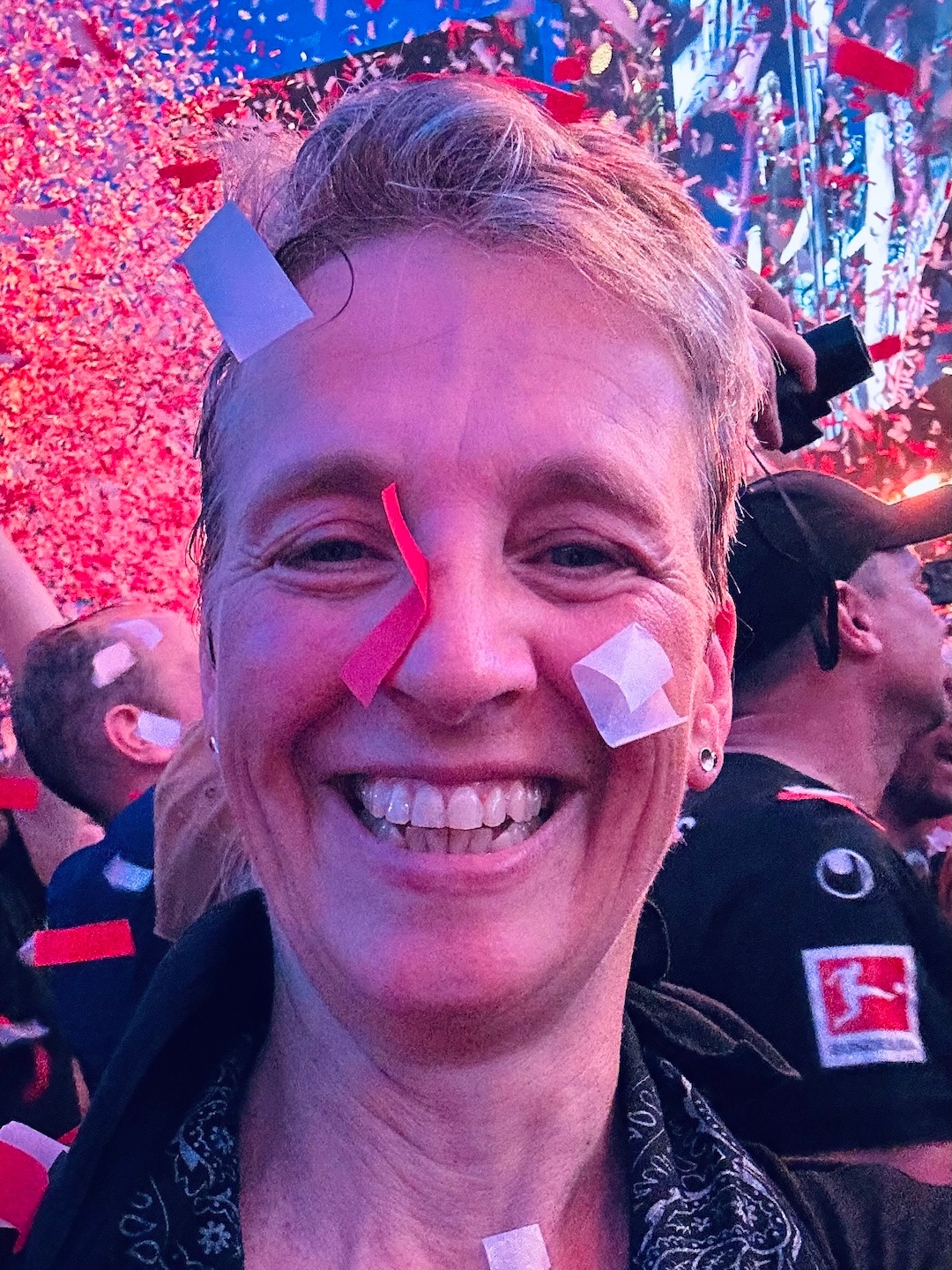 Das Konfetti klebt im Gesicht. Es war ein sehr heißer Tag im Letzigrund.