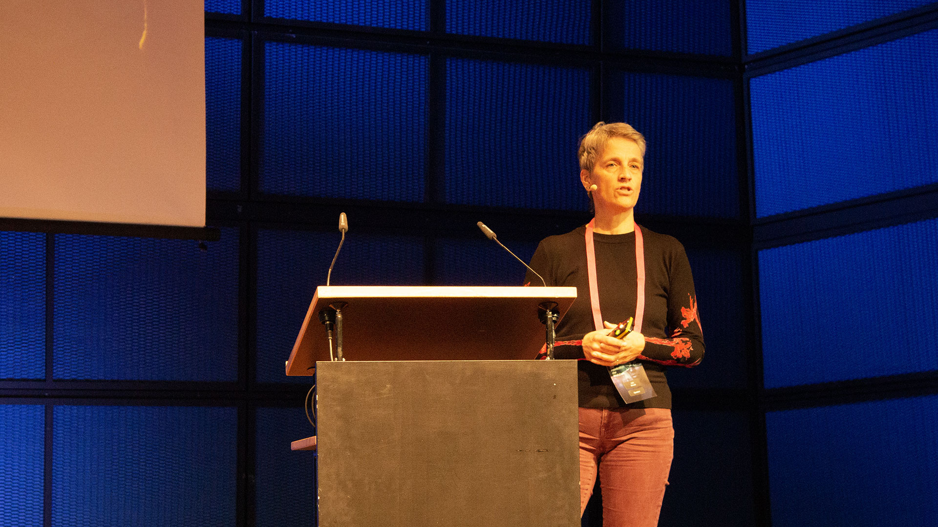 Ada Rhode: Wie Algorithmen unser Denken lenken und warum das demokratiegefährdend ist.